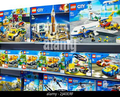 2021: Scaffali con i costruttori Lego della serie City Foto Stock