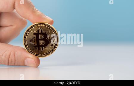Rappresentazione fisica delle monete Bitcoin. Primo piano della moneta in metallo lucido bitcoin cripto valuta moneta. Tecnologia mineraria o blockchain, p2p Foto Stock