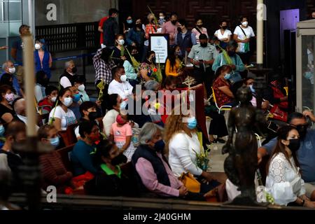 Non esclusiva: CITTÀ DEL MESSICO, MESSICO - Apr 10, 2022: I parrocchiani partecipano alla messa della Domenica delle Palme alla Cattedrale Metropolitana per benedire il loro arrang palma Foto Stock