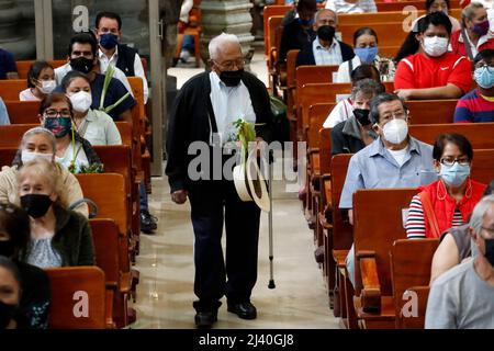 Non esclusiva: CITTÀ DEL MESSICO, MESSICO - Apr 10, 2022: I parrocchiani partecipano alla messa della Domenica delle Palme alla Cattedrale Metropolitana per benedire il loro arrang palma Foto Stock