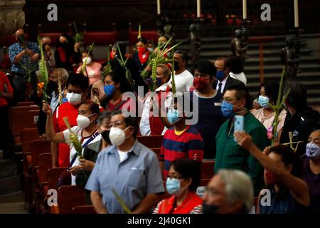 Non esclusiva: CITTÀ DEL MESSICO, MESSICO - Apr 10, 2022: I parrocchiani partecipano alla messa della Domenica delle Palme alla Cattedrale Metropolitana per benedire il loro arrang palma Foto Stock