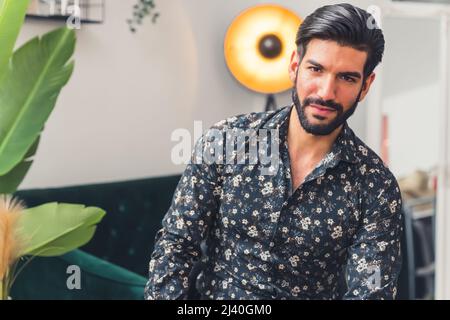 Ritratto di uomo maturo felice guardando la fotocamera in interni sensazione di sicurezza. Ritratto di uomo d'affari latino. Foto di alta qualità Foto Stock