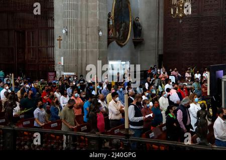 Non esclusiva: CITTÀ DEL MESSICO, MESSICO - Apr 10, 2022: I parrocchiani partecipano alla messa della Domenica delle Palme alla Cattedrale Metropolitana per benedire il loro arrang palma Foto Stock