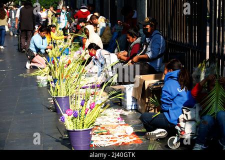 Non esclusivo: CITTÀ DEL MESSICO, MESSICO - Apr 10, 2022: Gli artigiani vendono le loro arrangiamenti di palma per la festa della Domenica delle Palme fuori del Metropolitan CA Foto Stock