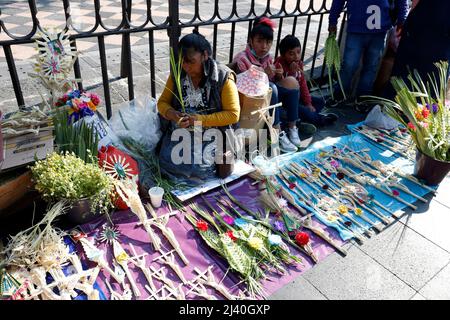 Non esclusivo: CITTÀ DEL MESSICO, MESSICO - Apr 10, 2022: Gli artigiani vendono le loro arrangiamenti di palma per la festa della Domenica delle Palme fuori del Metropolitan CA Foto Stock