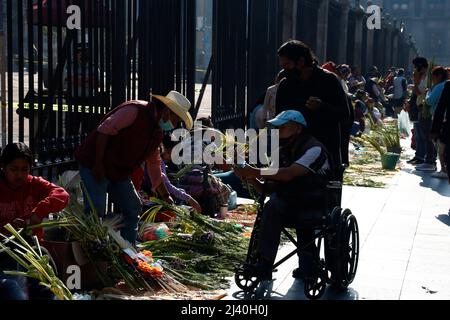 Non esclusivo: CITTÀ DEL MESSICO, MESSICO - Apr 10, 2022: Gli artigiani vendono le loro arrangiamenti di palma per la festa della Domenica delle Palme fuori del Metropolitan CA Foto Stock