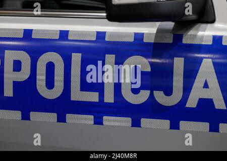 Polonia, Poznan - 08 aprile 2022: Primo piano del logo della polizia sull'automobile della polizia. Foto Stock