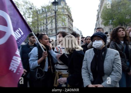 Supporter aspetta al Cirque D'hiver, il luogo d'incontro per i sostenitori di Jean-Luc Melchon da LFI, durante il primo round del Presidential e Foto Stock