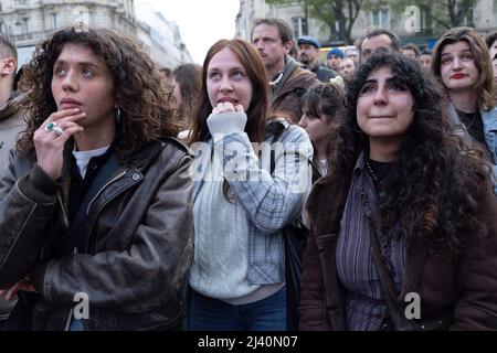 Supporter aspetta al Cirque D'hiver, il luogo d'incontro per i sostenitori di Jean-Luc Melchon da LFI, durante il primo round del Presidential e Foto Stock