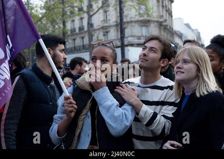 Supporter aspetta al Cirque D'hiver, il luogo d'incontro per i sostenitori di Jean-Luc Melchon da LFI, durante il primo round del Presidential e Foto Stock