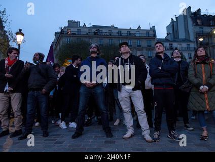 I tifosi attendono al Cirque D'hiver, il luogo d'incontro per i sostenitori di Jean-Luc Melchon della LFI, durante il primo round del Presidential Foto Stock