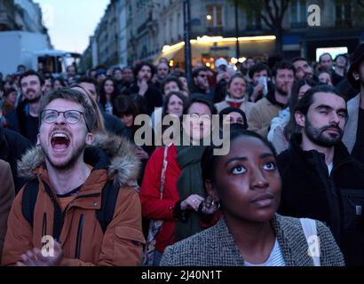 I tifosi attendono al Cirque D'hiver, il luogo d'incontro per i sostenitori di Jean-Luc Melchon della LFI, durante il primo round del Presidential Foto Stock