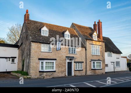 Il Lion pub all'alba. Tredington, Warwickshire, Inghilterra. Foto Stock