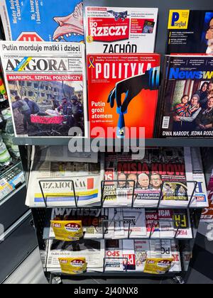 16 marzo 2022, Gdansk, WojewÃ³dztwo Pomorskie, Polonia: In un negozio si trova una piattaforma di riviste e giornali polacchi. Alcune stampe mostrano solidarietà con l'Ucraina. Alcune industrie in Polonia, come i negozi di alimentari, i mezzi di stampa, i centri e altri, sono solidali con l’Ucraina. Queste industrie dimostrano la loro solidarietà raccogliendo donazioni ed esprimendo sostegno all’Ucraina. (Credit Image: © Alina Palinchak/SOPA Images via ZUMA Press Wire) Foto Stock