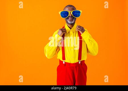 Cool uomo anziano con abito alla moda ritratto in stile su sfondo colorato - divertente vecchio pensionato maschio con stile eccentrico divertirsi Foto Stock