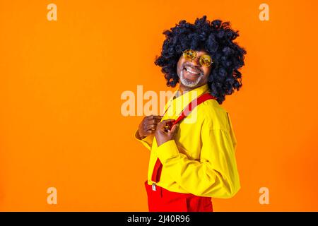 Cool uomo anziano con abito alla moda ritratto in stile su sfondo colorato - divertente vecchio pensionato maschio con stile eccentrico divertirsi Foto Stock