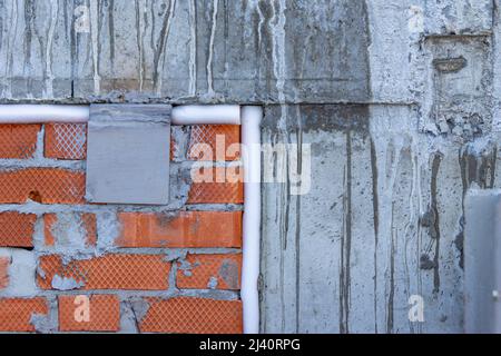 il collegamento della struttura monolitica dell'edificio con la muratura della struttura è sigillato con un sigillante per giunti a celle chiuse, selettivo f Foto Stock