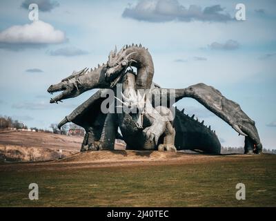 Regione di Lipetsk, Zadonsk, Russia 2022 : 3 testa fuoco respirare drago grande scultura in parco per il riposo e la vacanza della famiglia. Serpente Gorynych da Kudykina montagna. Foto Stock