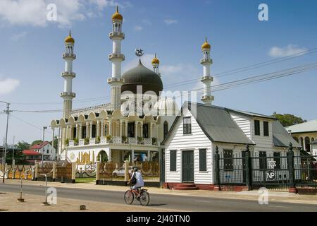 La moschea Ahmadiyya Anjuman Isha’at Islam è la sede del movimento Lahore Ahmadiyya per la propagazione dell’Islam a Paramaribo in Suriname Foto Stock