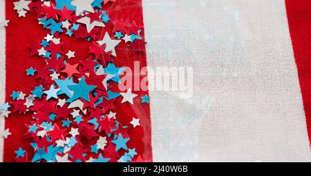 Più stelle colorate sullo sfondo della bandiera americana con spazio per la copia Foto Stock