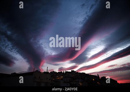 Tramonto nel pueblo in cima alla montagna di Comares, Axarquia, Malaga, Andalucía, Spagna Foto Stock