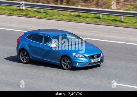 2015 blu Volvo V40 D2 R-Design Nav, 1969cc diesel 6 velocità manuale; guida sull'autostrada M61 Regno Unito Foto Stock