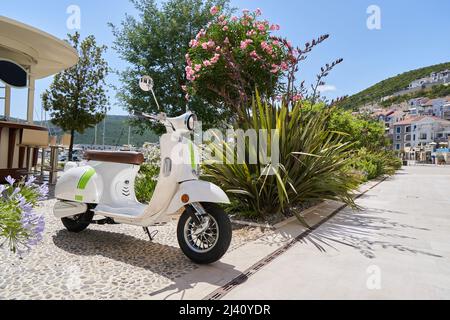 TIVAT, MONTENEGRO - 17 LUGLIO 2021: Scooter retrò bianco sulla strada in una città europea Foto Stock