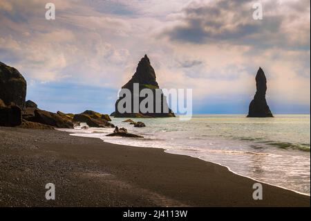 Cataste di mare di basalto Reynisdrangar situate vicino alla cittadina di Vik in Islanda Foto Stock