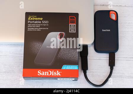 Irvine, Scotland, UK - 25 marzo 2022: Lo storage portatile SSD a marchio SanDisk che si dice sia ultra durevole e resistente all'acqua. Pubblicizzato per essere shock Foto Stock