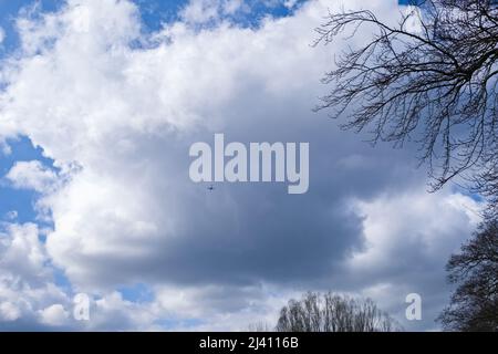 Un cielo scozzese con nuvola bianca e scura come il piccolo specchio di un aeroplano si trasforma in una nuvola scura Foto Stock