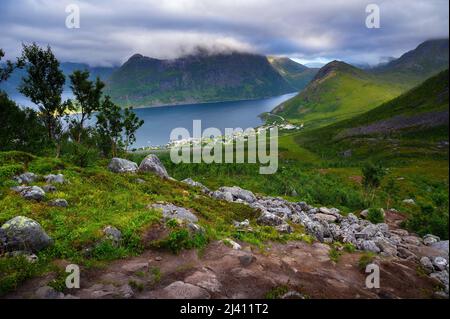 Fjordgard villaggio da Hesten sentiero per Segla montagna sull'isola di Senja, Norvegia Foto Stock