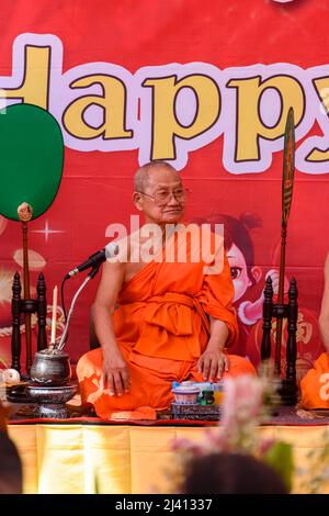 Wat Pho, Bangkok, Thailandia. 23rd gennaio 2020. Un vecchio monaco buddista alle celebrazioni del Capodanno lunare cinese. Foto Stock
