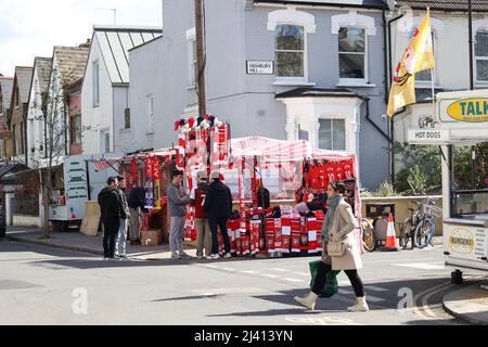 Una bancarella che vende merci non ufficiali dell'Arsenal FC fuori della stazione della metropolitana di Arsenal vicino all'Emirates Stadium a North London. Foto Stock