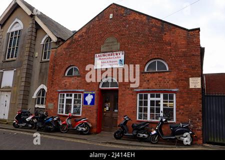 A Pump Square, nel Lincolnshire di Boston, si trovano i rivenditori di moto e biciclette di Launchbury. L'attività è in una ex scuola domenicale riposta. Foto Stock