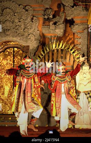 Artisti durante lo spettacolo di danza tradizionale balinese legong e barong presso il Palazzo reale di Ubud, Bali, Indonesia. Tipicamente dura circa 1,5 ore, il legong (che presenta anche la danzatrice Barong) è uno degli spettacoli principali di Ubud che sarebbe sempre pieno di spettatori durante l'alta stagione. Foto Stock