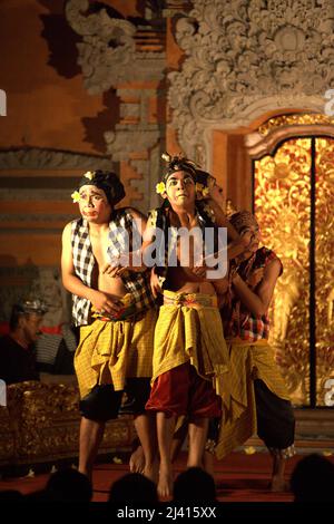 Personaggi clown localmente conosciuti come 'punokawan' durante lo spettacolo di danza tradizionale balinese legong e barong presso il Palazzo reale di Ubud, Bali, Indonesia. Tipicamente dura circa 1,5 ore, il legong (che presenta anche la danzatrice Barong) è uno degli spettacoli principali di Ubud che sarebbe sempre pieno di spettatori durante l'alta stagione. Foto Stock