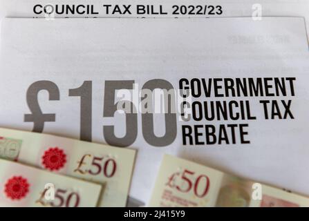 Lo sconto fiscale del consiglio del governo britannico per aiutare le famiglie a basso reddito a far fronte al crescente costo delle bollette energetiche e del costo della vita. Foto Stock