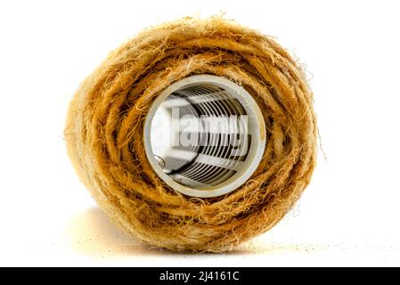 Sporco dal filtro a filo d'acqua di ruggine, isolato su sfondo bianco. Foto Stock