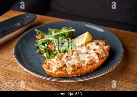 Tostatura in forno con tonno e formaggio cheddar. Il concetto di cibo sano eating.Halal Foto Stock