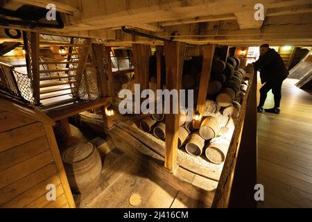 HMS Victory, la più antica nave da guerra di servizio, 244, anni, servizio, Lord Nelson, bandiera, nave, battaglia, di, Trafalgar, Navale, Royal Navy, Docks, Portsmouth, Hampshire, Inghilterra, Regno Unito, Foto Stock