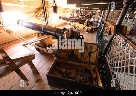 HMS Victory, la più antica nave da guerra di servizio, 244, anni, servizio, Lord Nelson, bandiera, nave, battaglia, di, Trafalgar, Navale, Royal Navy, Docks, Portsmouth, Hampshire, Inghilterra, Regno Unito, Foto Stock