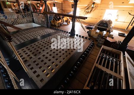 HMS Victory, la più antica nave da guerra di servizio, 244, anni, servizio, Lord Nelson, bandiera, nave, battaglia, di, Trafalgar, Navale, Royal Navy, Docks, Portsmouth, Hampshire, Inghilterra, Regno Unito, Foto Stock