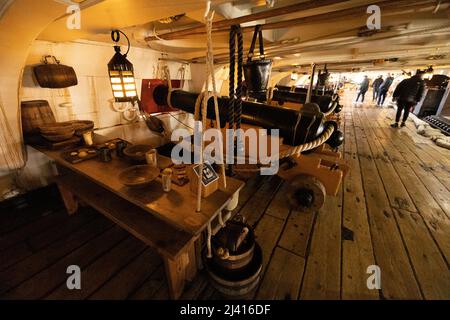 HMS Victory, la più antica nave da guerra di servizio, 244, anni, servizio, Lord Nelson, bandiera, nave, battaglia, di, Trafalgar, Navale, Royal Navy, Docks, Portsmouth, Hampshire, Inghilterra, Regno Unito, Foto Stock