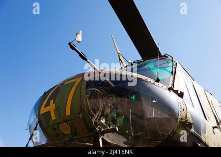 Umea, Norrland Svezia - 7 agosto 2021: Elicottero militare svedese visto dal basso Foto Stock