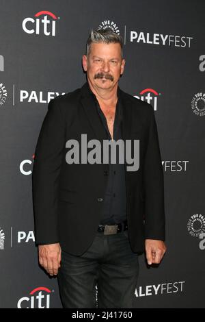 Los Angeles, California. 10th Apr 2022. Andrew Fleming agli arrivi PER EMILY A PARIGI al PaleyFest LA 2022, Dolby Theatre, Los Angeles, CA 10 aprile 2022. Credit: Priscilla Grant/Everett Collection/Alamy Live News Foto Stock