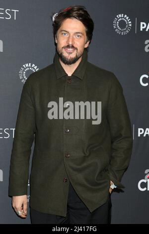 Los Angeles, California. 10th Apr 2022. Lucas Bravo agli arrivi PER EMILY A PARIGI al PaleyFest LA 2022, Dolby Theatre, Los Angeles, CA 10 aprile 2022. Credit: Priscilla Grant/Everett Collection/Alamy Live News Foto Stock