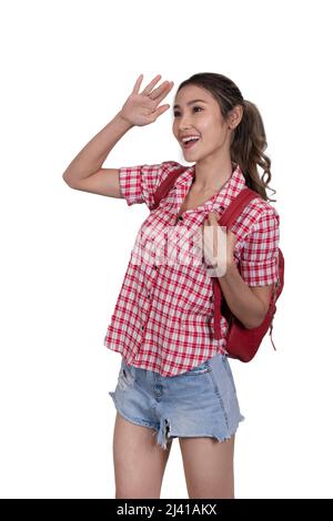 Donna zaino turista in camicia rossa a quadri e shorts jean in piedi e mettere la sua mano su sfondo bianco. Foto Stock