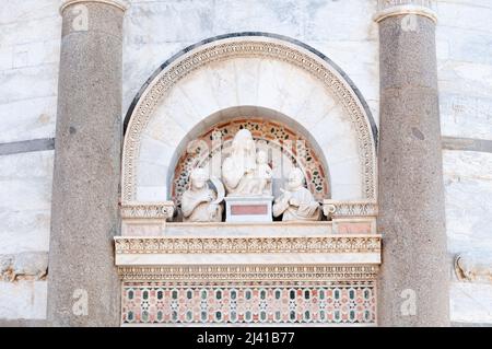 Pisa, Italia - 10 aprile 2022 - Torre di Pisa, dettaglio del portale d'ingresso Foto Stock