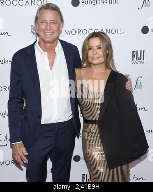 Los Angeles, Stati Uniti. 10th Apr 2022. (L-R) Russell James and Guest arriva al Daily Front Row's 6th Annual Fashion Los Angeles Awards, che si tiene al Beverly Wilshire di Beverly Hills, CA domenica 10 aprile 2022. (Foto di Sthanlee B. Mirador/Sipa USA) Credit: Sipa USA/Alamy Live News Foto Stock