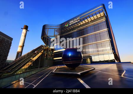 Transport, Zukunft, Dubai Expo, Weltausstellung, Architektur, Der Pavillon von DP World eine Konstruktion der modernen Architektur mit Rolltreppe Foto Stock